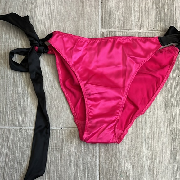 Victoria’s Secret VERY SEXY
Tease Side-Tie Cheeky Panty - Picture 5 of 7